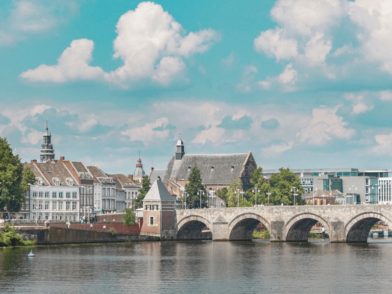 De stad Maastricht ligt in Nederland, met historische architectuur en grachten.