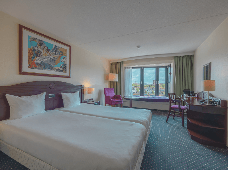 Standaard hotelkamer in Amrâth Grand Hotel de l'Empereur met een tweepersoonsbed, twee nachtkastjes en kunst aan de muur. 