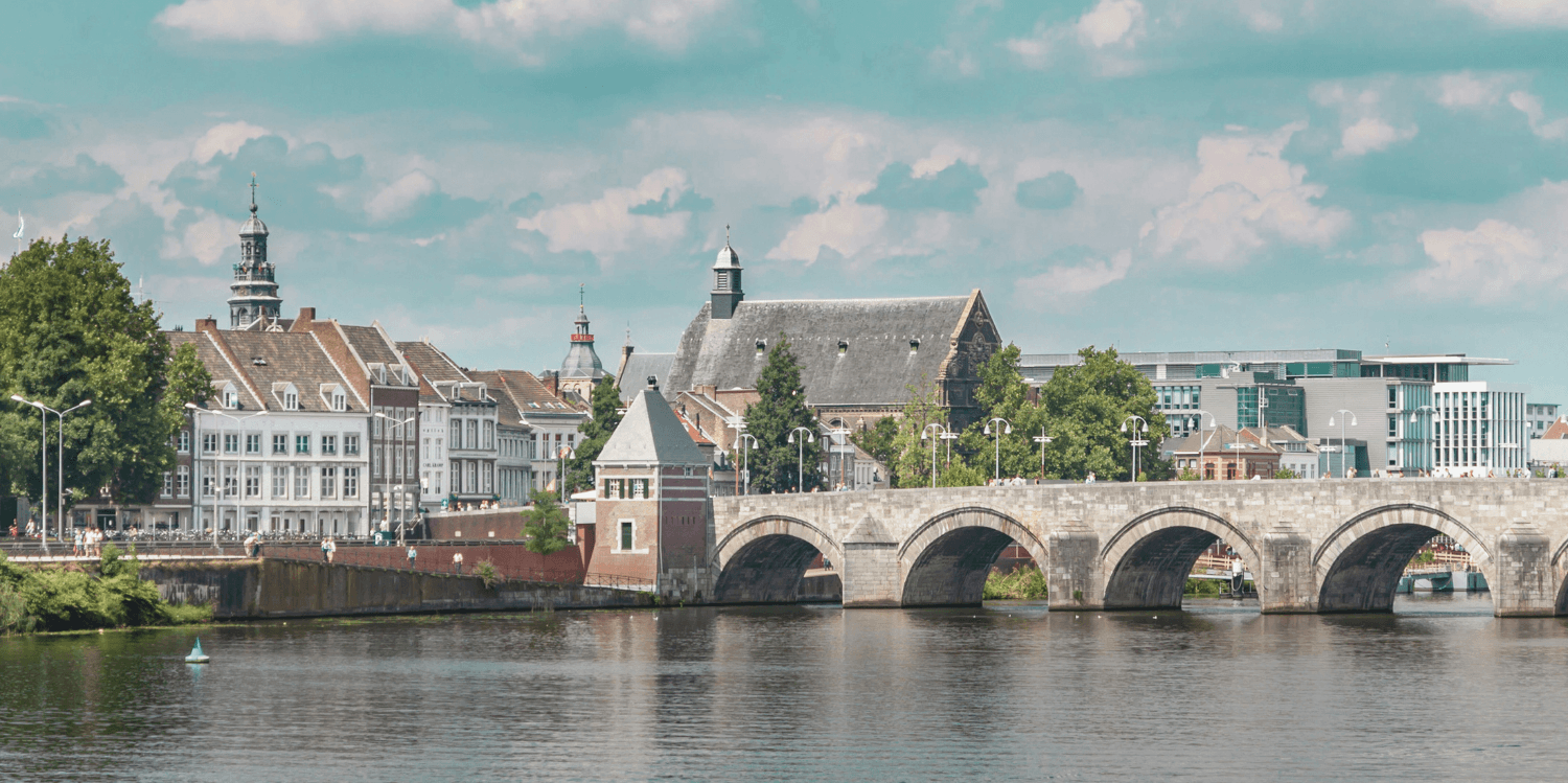 De stad Maastricht ligt in Nederland, met historische architectuur en grachten.